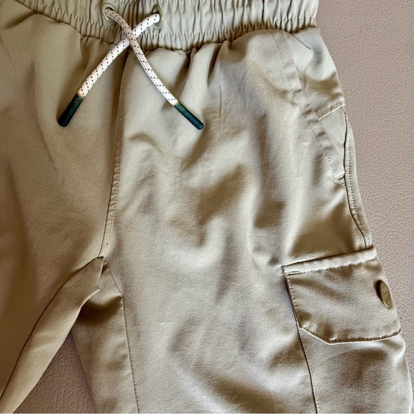 All In Motion KIDS' Tech Cargo Joggers | Size:  S, 6/7 years | Color: Sage - Picture 4 of 5